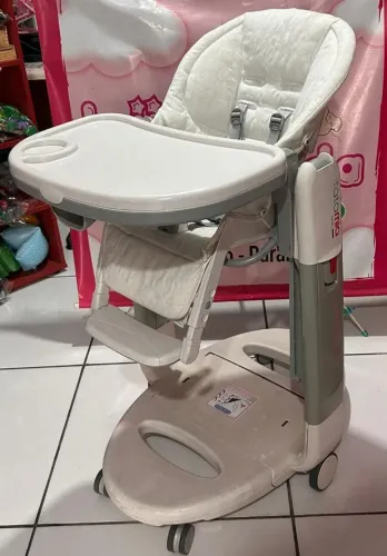 Cadeira Refeição e Balanço marca peg perego Tatamia Latte com regulagens de altura