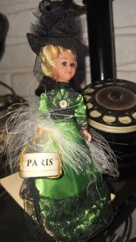 Boneca trajes típicos de Paris 1940 com 15cm