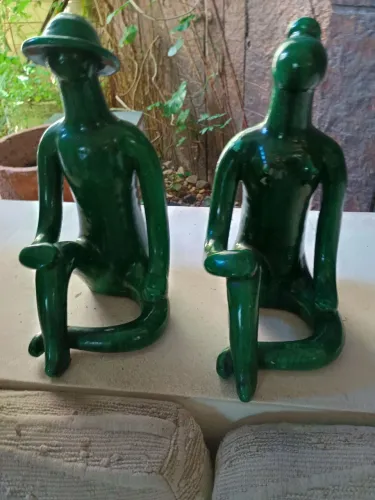 Esculturas, casal estilizado, em cerâmica vitrificada verde