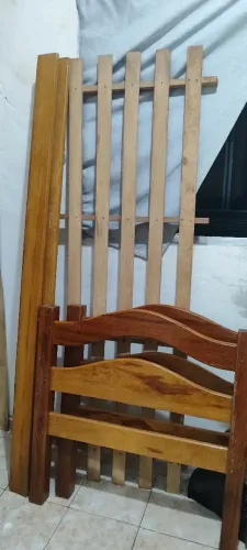 Vende-se cama de solteiro de angelim 