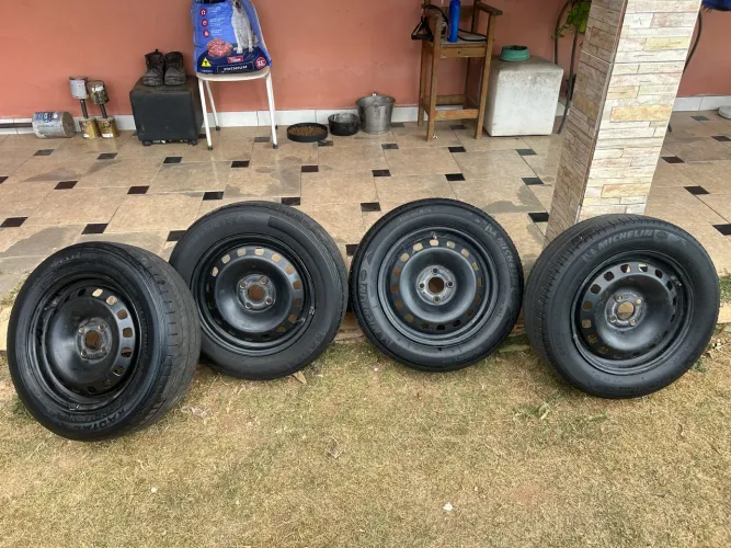 4 rodas de ferro com 4 pneus bons aro 15