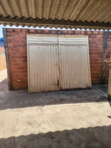 Portão usado com poucos detalhes.