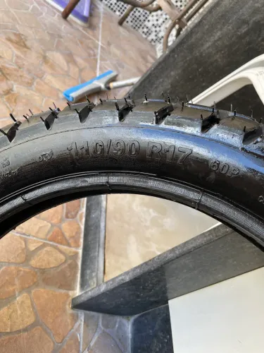 Pneu 110/90 R17 da Bros