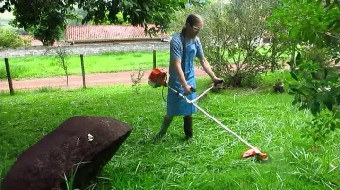 corte de grama  com   Rossadeira  gasolina 