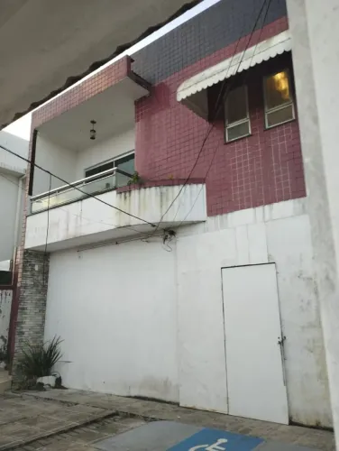 CASA PARA FINS COMERCIAIS, AMBIENTE COM SALA AMPLA. VARANDA, COZINHA. AREA DE SERVIÇO. WC