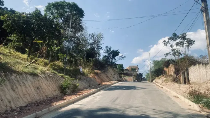 Lote 360 m², 12m² x 30m², rua asfaltada, luz e água. 95 mil. Bairro Tupã - Contagem - MG