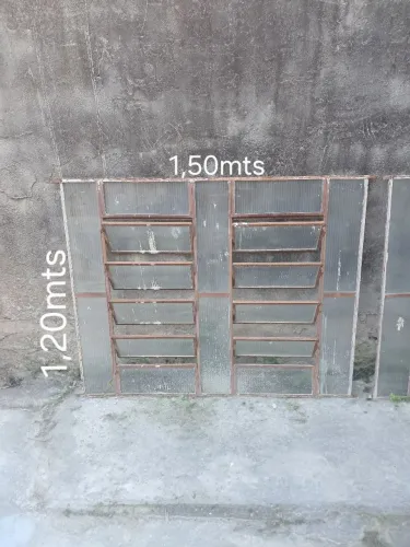Conjunto de Janela Basculante e Grades de Ferro