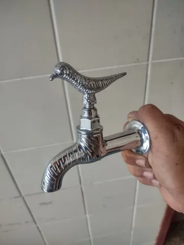 Torneira de jardim de metal maciço com abridor de pássaro