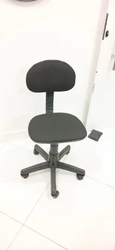 Cadeira de escritório giratória modelo secretária
