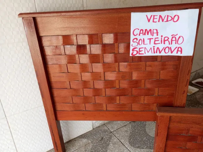 Cama solteirão de madeira trançada 