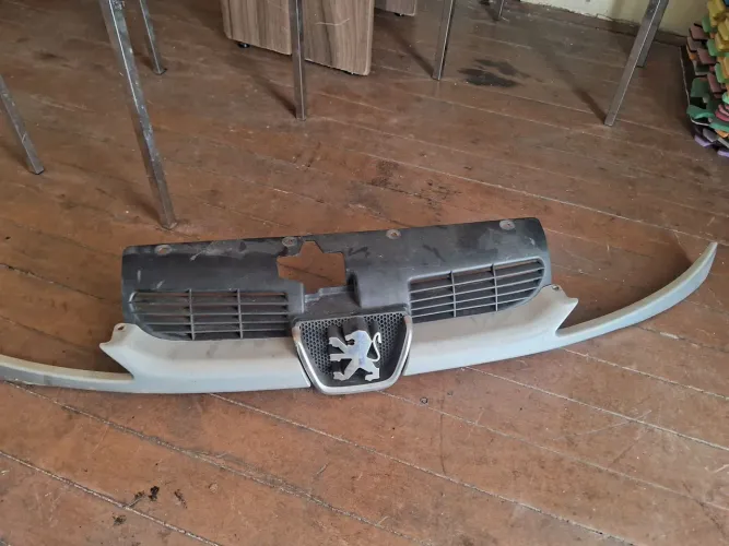 Grade frontal Peugeot 206