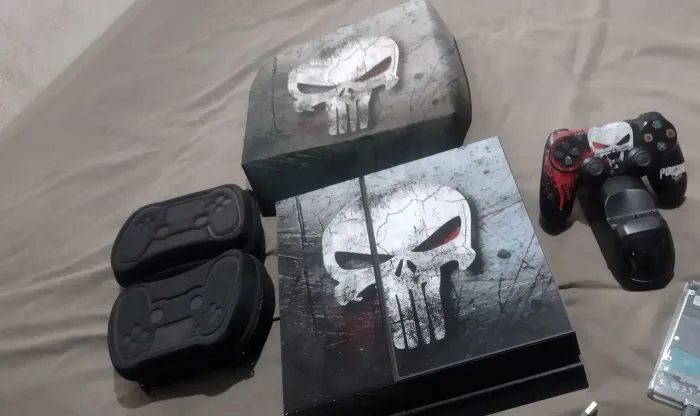 Ps4 desbloqueado um controle e vários jogos na memória zero pouco uso
