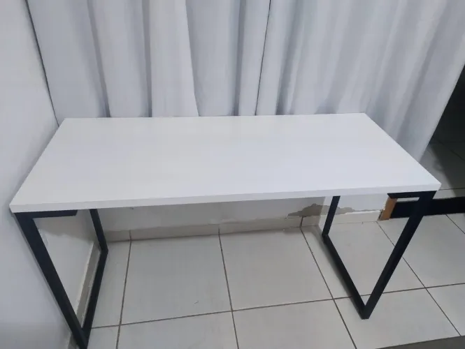 2 Mesas e expositor de esmalte