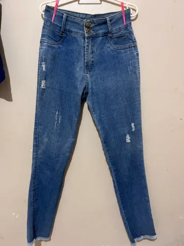 calça jeans escura