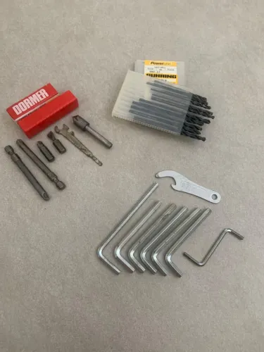Jogo de chaves Allen usado: 20,00 Brocas e bits variados: 45,00