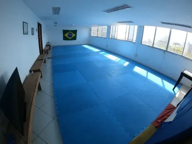 Sala Comercial com 40 M2 com banheiro e com elevador, no Centro - Macaé - RJ.