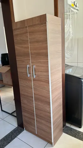 Armário 177 cm alt 60 cm larg 32 cm prof