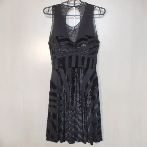 Vestido curto evasê sem manga com transparência preto Lucy in the Sky