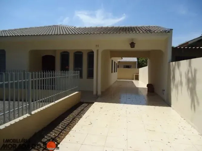Casa a venda, e no fundo mais 3 Kitnets no bairro Zona 07