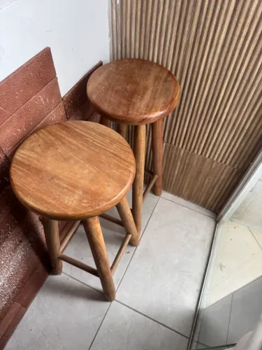 2 bancos de madeira revestida
