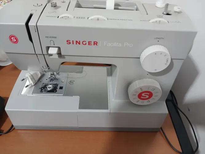 Máquina de costura singer facilita pro