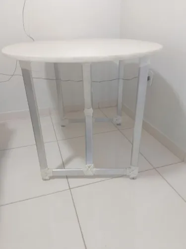 Mesa de mármore branco e pés de alumínio