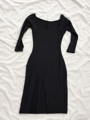 Vestido preto com fenda