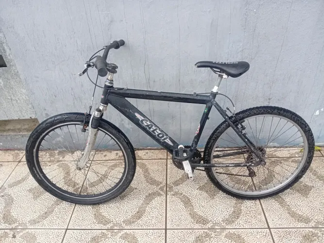 Vendo Bicicleta aro 26 no ponto de uso andando bem valor 350
