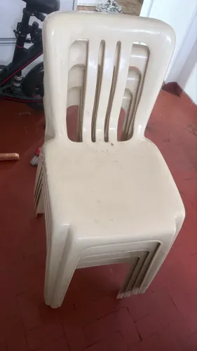 CADEIRAS DE PLÁSTICO