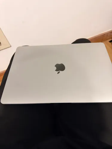 MacBook Air M1 2020 8GB 256GB - Liga Normalmente - Tela com Defeito