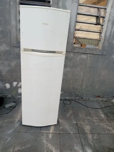 Geladeira Consul Frost Free funcionando perfeitamente (127 volts) 350 litros.