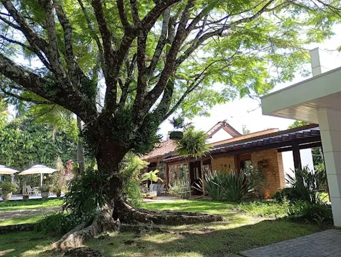 Casa térrea de 3.450m2, com 3 suítes, disponível para venda em condomínio na Granja Viana/