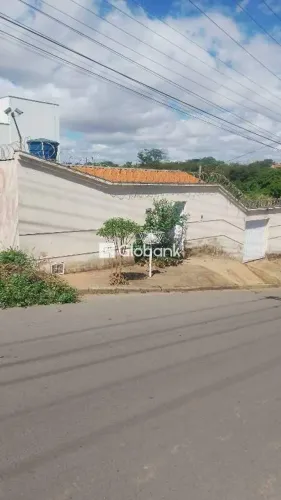 Casa residencial à venda em Montes Claros (Village do Lago I) 3 quartos, 2 vagas e 120m²