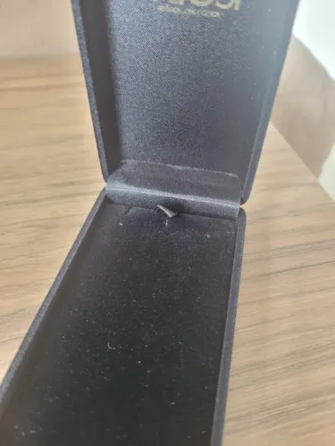 Caixa de veludo para pulseira ou colar.