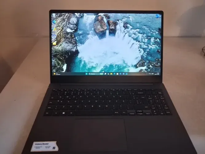Samsung Galaxy Book 2 Core i3-1215U 8GB RAM 256GB SSD 15.6 FULL HD IPS