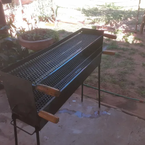 Vendo churrasqueira para espetinho pouci tempi de uso com duas grelha