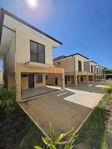 Condomínio com 5 casas a venda na Pampulha;