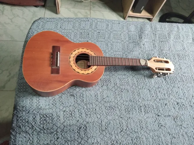 Cavaquinho FERREIRA LUTHIER semi novo , sem captação, largura do braço 28mm e lcaixa 7,5cm