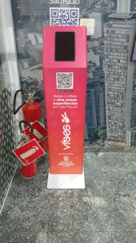 03 Totem de Piso para Tablet | Estrutura para Eventos e Autoatendimento