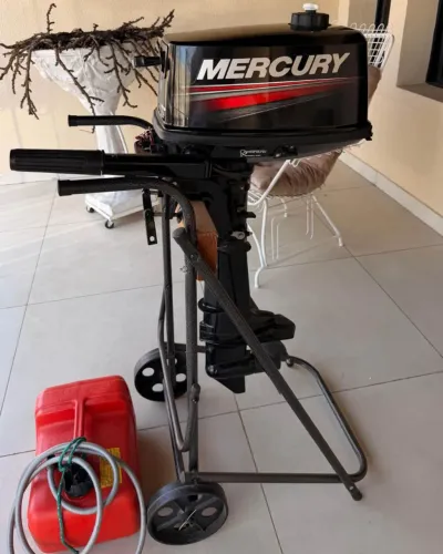 Vendo motor Mercury 5 HP em estádo de novo acompanha tanque externo 12 litros original
