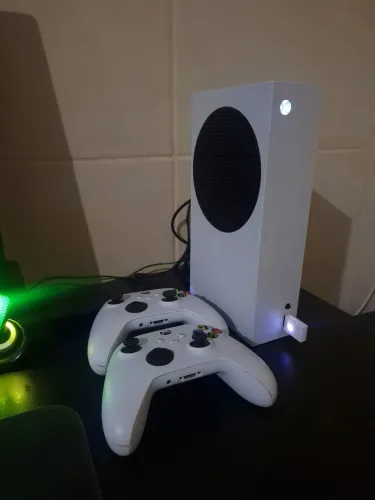 Xbox Series S 512GB + 2 Controles (Console compatível com GTA VI)