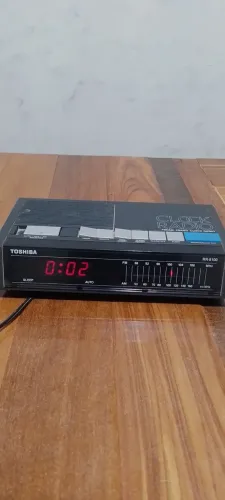 Radio  relogio antigo  toshiba  ler a descrição 
