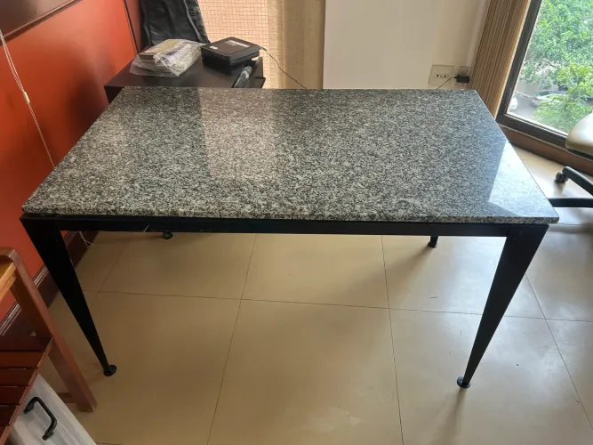 Mesa em granito e ferro fundido 