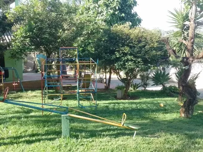 Sitio com piscina com 6 quartos area de 1.600 m²