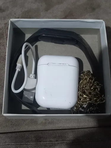 Fone de ouvido Bluetooth acompanha corrente de pescoço e relógio 