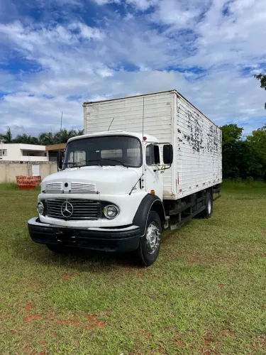 Caminhão 1113 com plataforma