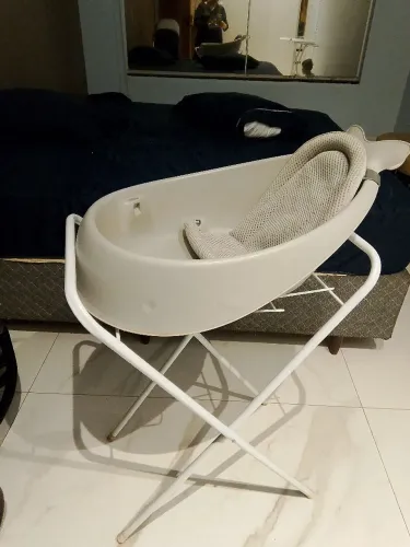 Duas banheiras de bebê e um suporte 