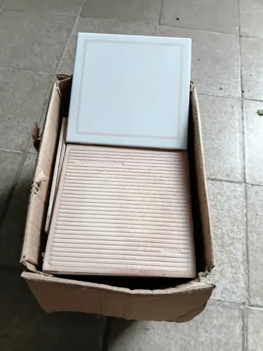 Lote 50 Azulejos Antigos Brancos com Borda Bege (15,5cm x 15,5 cm), cobre até 1m2.