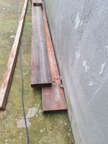 Vende se 2 vigas de cedrilho 2×6 com 6,5 de comprimento