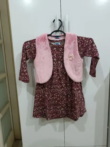 Vestido infantil floral com colete rosa peluciado